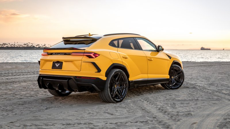 Lamborghini Urus желтый