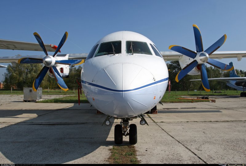 Самолет Антонова 140