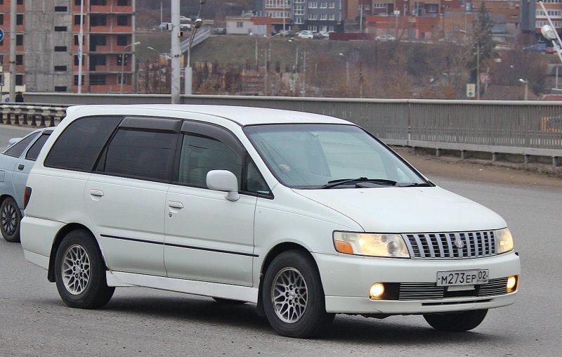 Nissan Bassara 2000