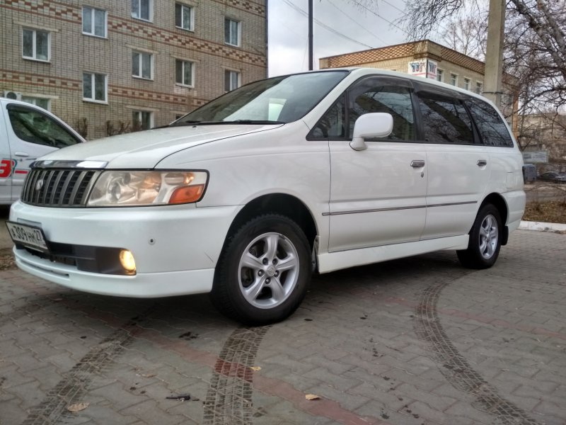 Nissan Bassara 1999