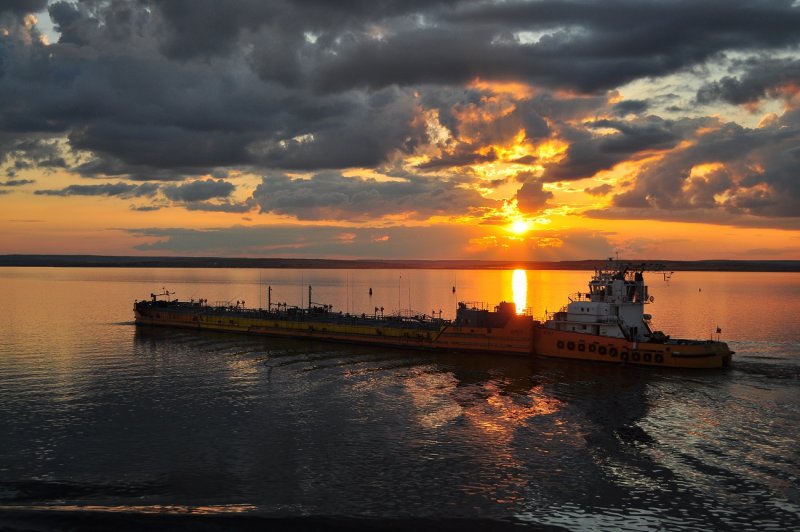 Корабль на море Волге