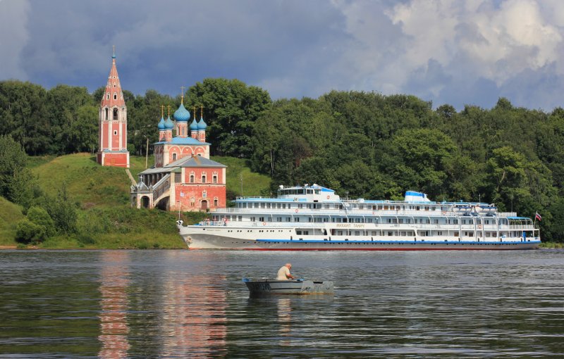 Река Волга теплоход