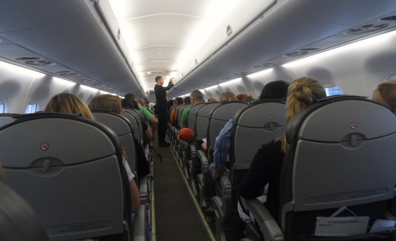 Montenegro Airlines Embraer 195 салон