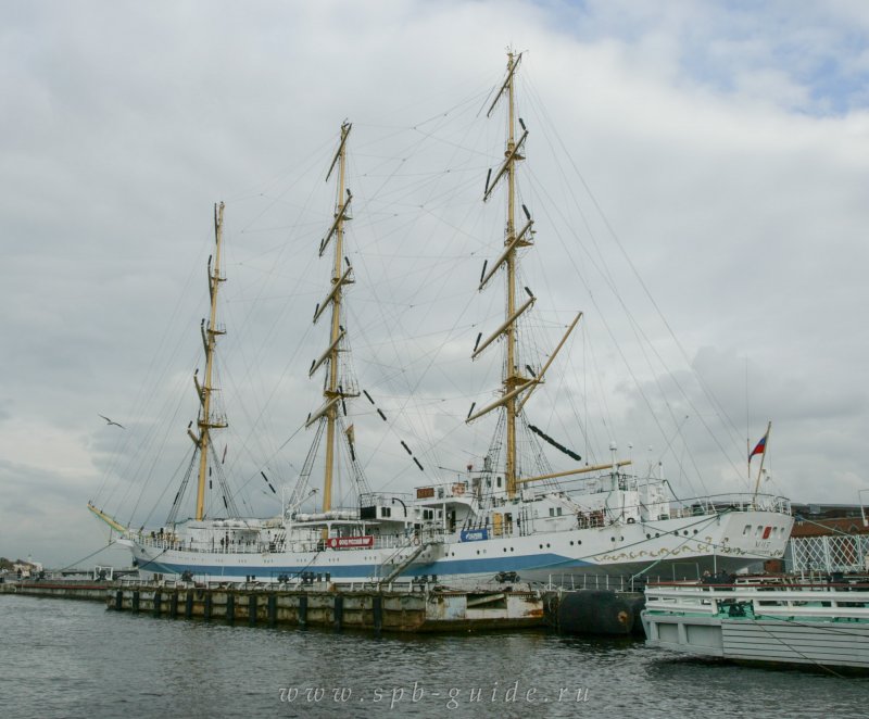 Парусники в Санкт-Петербурге
