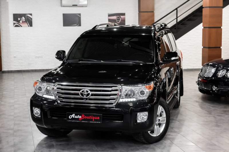 Toyota Land Cruiser 200 2012 черный