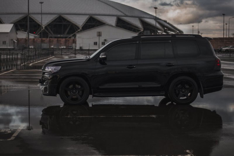 Toyota Land Cruiser 200 черный