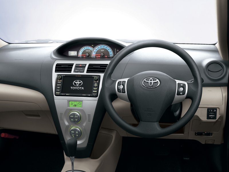 Toyota Belta 2008 салон