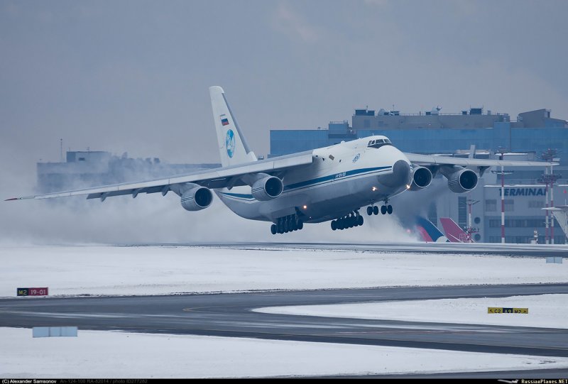 АН-20 военно-транспортный самолёт