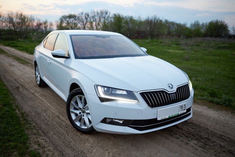 Škoda Superb 2020 белая