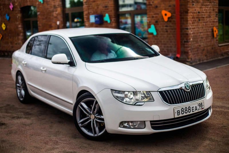Škoda Superb белая
