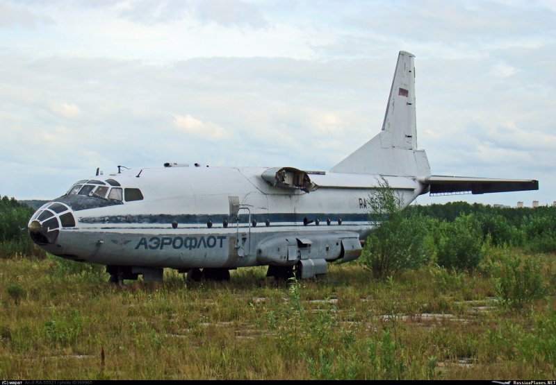 АН-8 военно-транспортный самолёт
