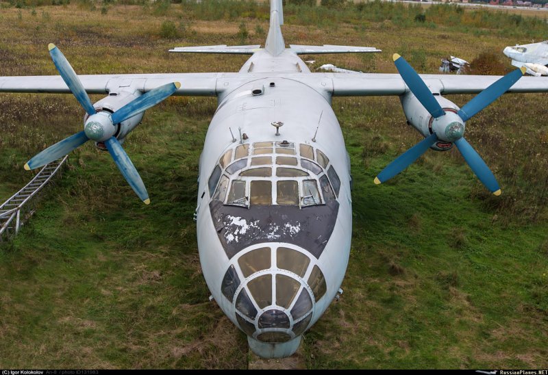 АН-8 военно-транспортный самолёт