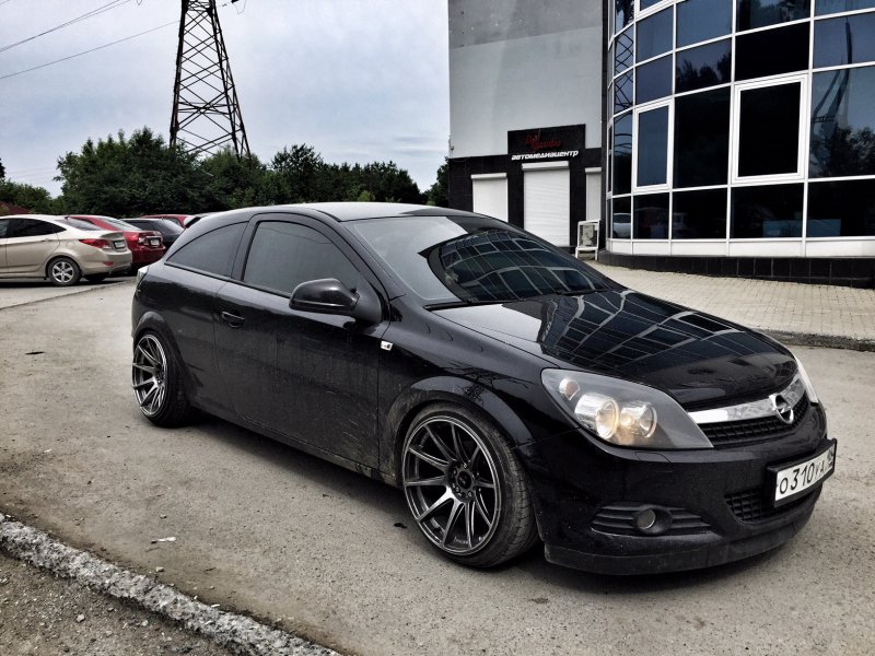 Опель Астра h GTC черная