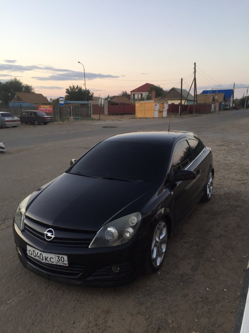 Черный тонированный Opel Astra h GTC