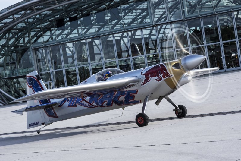 Спортивный самолет Red bull