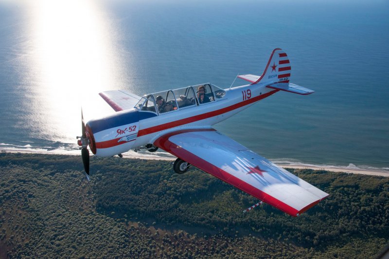 Самолет як-52