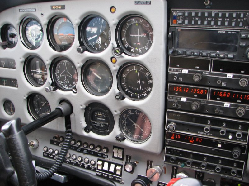 Панель управления Cessna 172