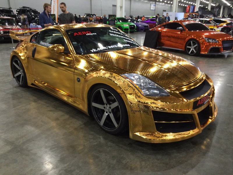 Золотой Nissan 350z