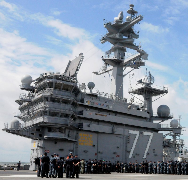 Авианосец ВМС США Джордж Буш
