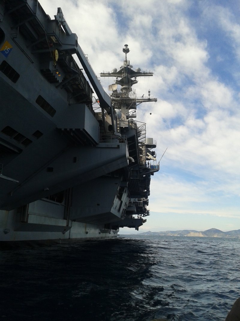 Американский военный корабль Джордж Буш