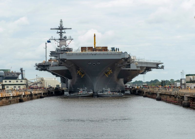 USS George h. w. Bush CVN-77 В доке