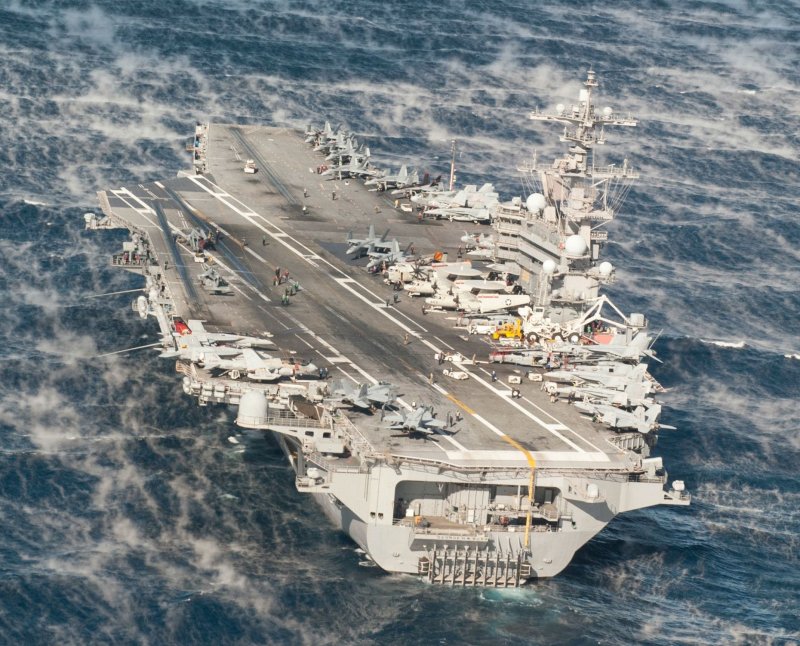 Авианосец ВМС США Джордж Буш