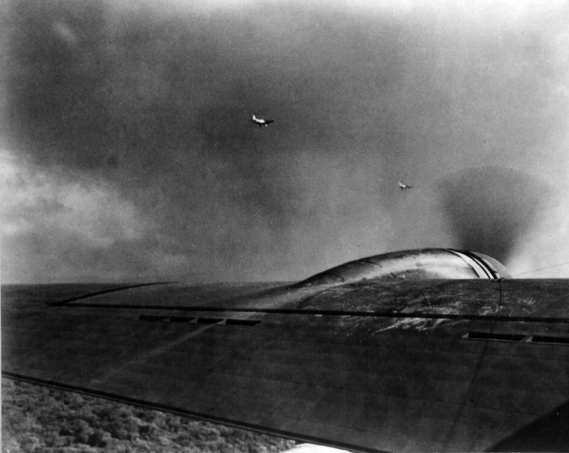 Ju 87 бомбят