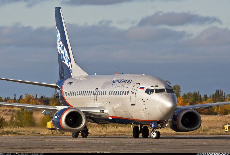 Боинг 737 в аэропорту ночью