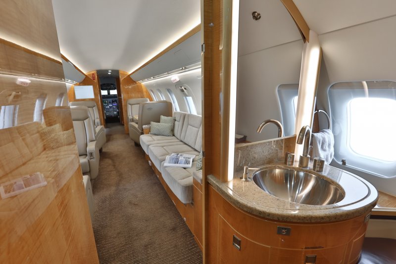 Challenger 605 Cabin