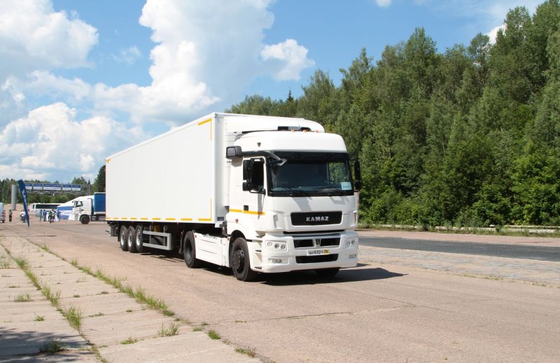 Тягач КАМАЗ 5490 С полуприцепом