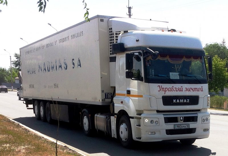 КАМАЗ 5490 С полуприцепом бортовой