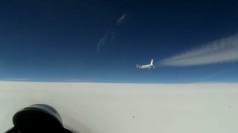 Су-27 перехватил самолет-разведчик
