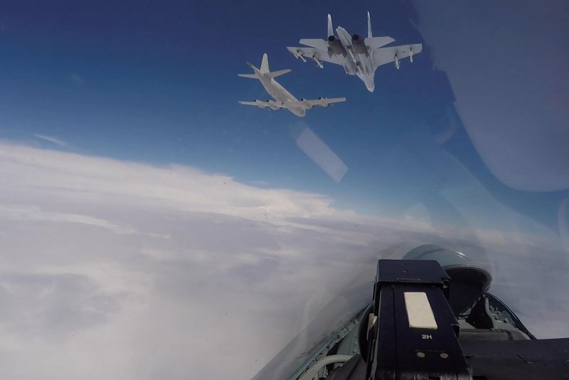 Перехват Су-27 б-52