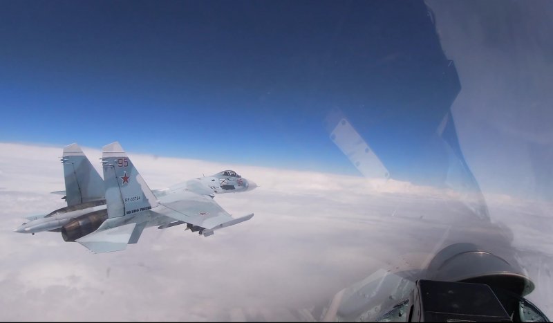 Су-27 перехват b-52