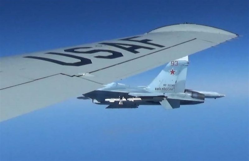 Су 27 перехватил американский самолет