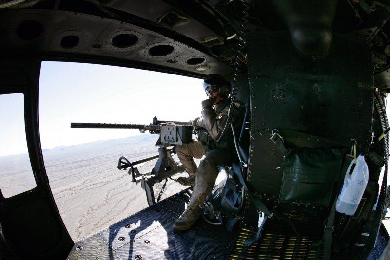 Вертолёт uh-60 Black Hawk с пулеметом