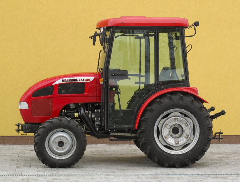 Трактор Mahindra 7590