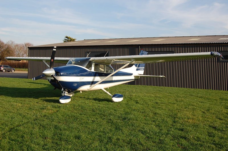 Cessna 182 в небе
