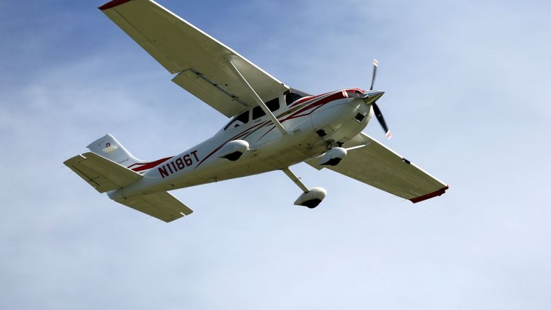Частный самолет Cessna-182