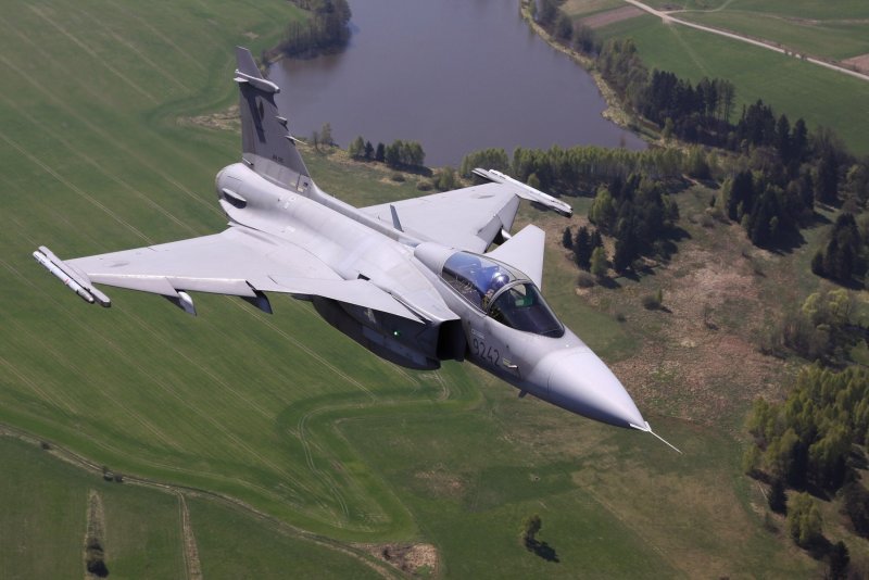 F-18 super Hornet с выпущенными шасси