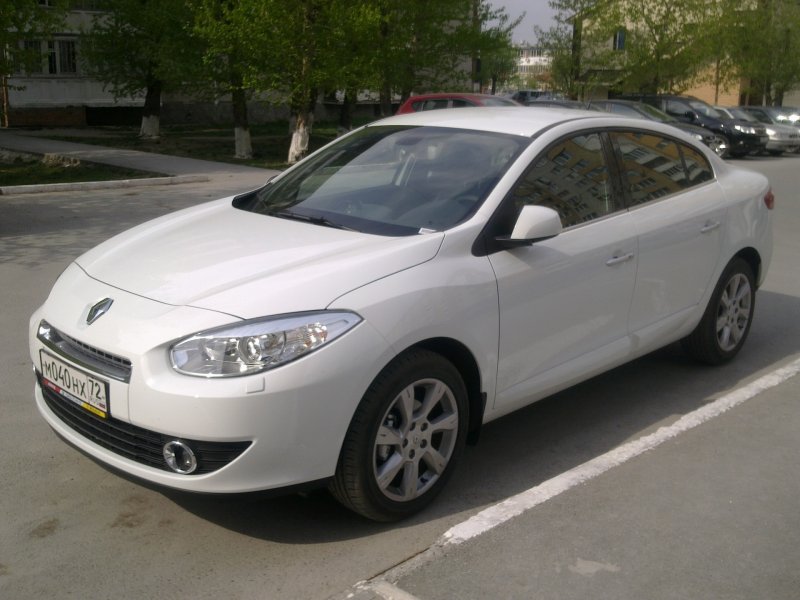 Автомобиль Renault Fluence белый