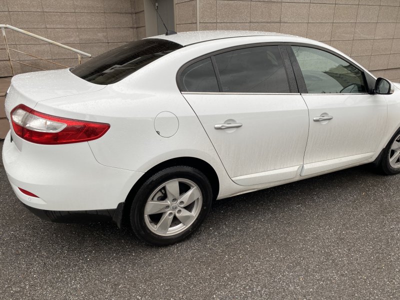 Рено Флюенс седан белый