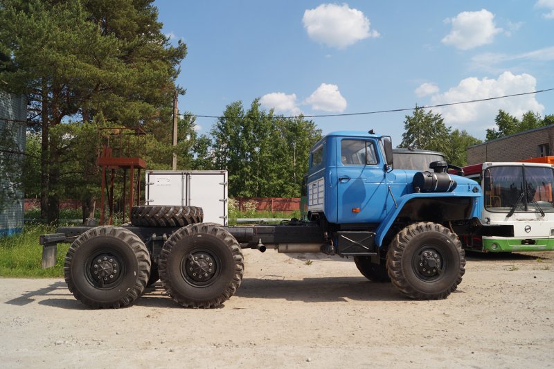 Урал 4320 четырехдверный седельный тягач