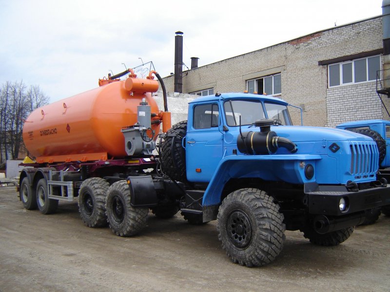 Урал 4420 с цистерной
