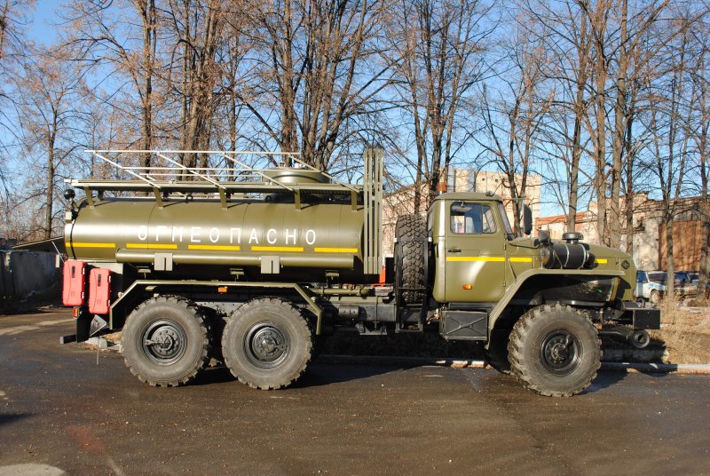 Урал бензовоз военный 5557