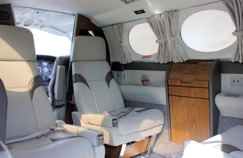 Cessna 414 салон