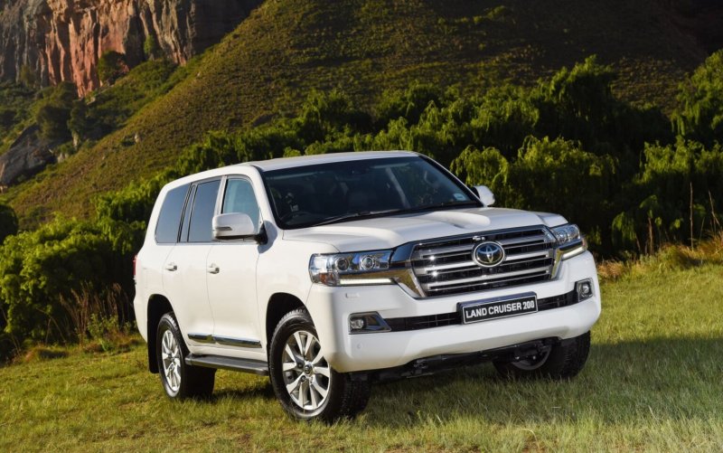Toyota Land Cruiser 200 белый