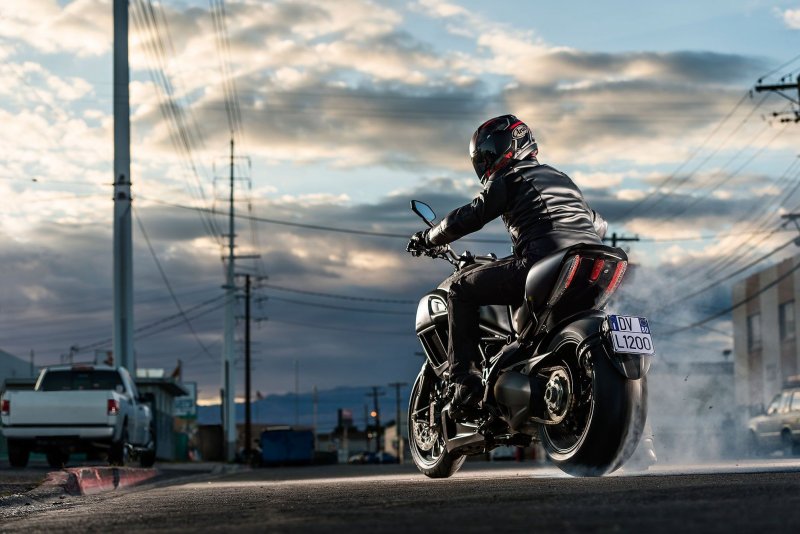 Ducati Diavel с байкером