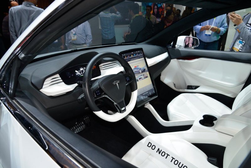 Машина Tesla model s салон