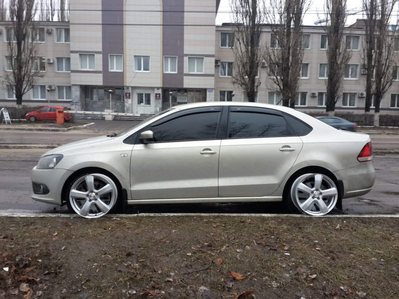 VW Polo sedan r17